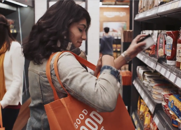 Clienta comprando en Amazon Go